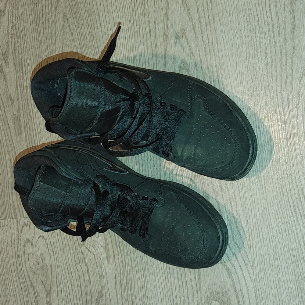 Great Condition All Black Suede Jordan 1s size 8